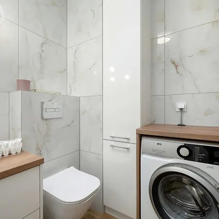 Stylish One Bedroom In By Renters * ヴロツワフ