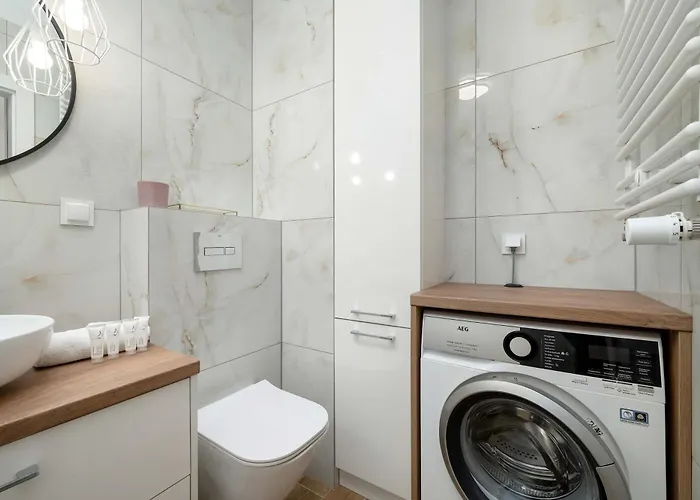 Stylish One Bedroom In By Renters * Wrocław